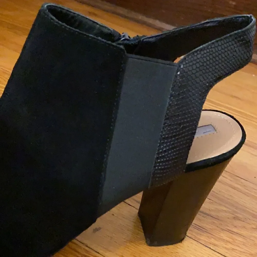 Tahari Mercy Black Suede Bootie Sz. 10‎
